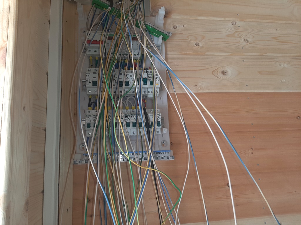 Электрика в кабель-канале для летнего дома в СНТ на Выборгском шоссе