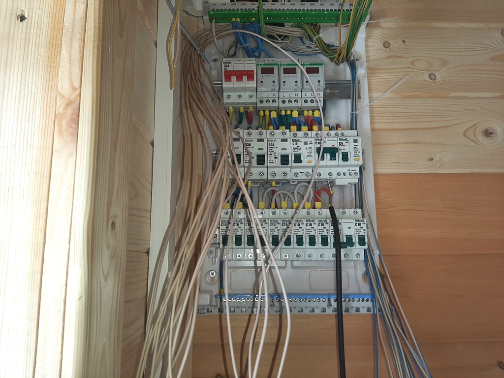 Электрика в кабель-канале для летнего дома в СНТ на Выборгском шоссе